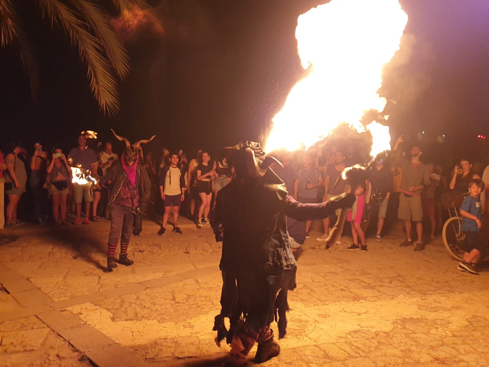 El infierno más reivindicativo echa chispas en el Parc de la Mar