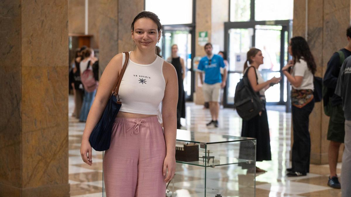 Clara Acedo ayer a la salida del examen de Historia de España de la PAU en la facultad de Ciencias de Zaragoza.
