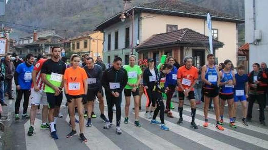 Los corredores, listos para salir en Bárzana.