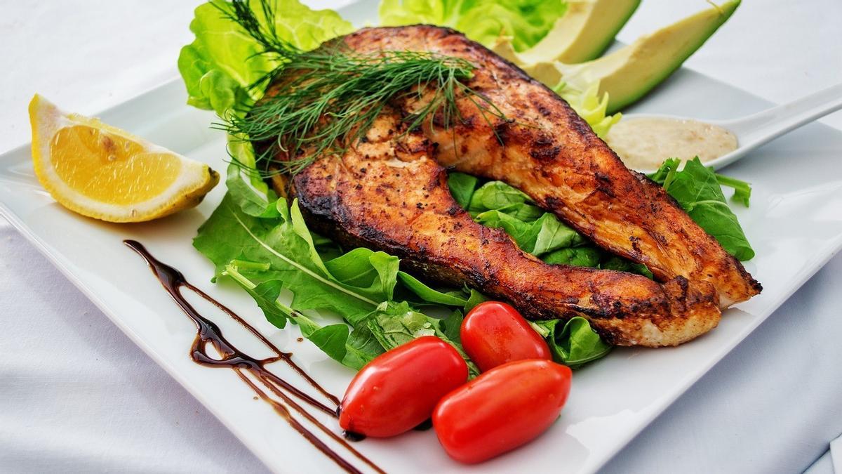 Sugerencia de presentación de una receta saludable y sencilla con salmón y ensalada