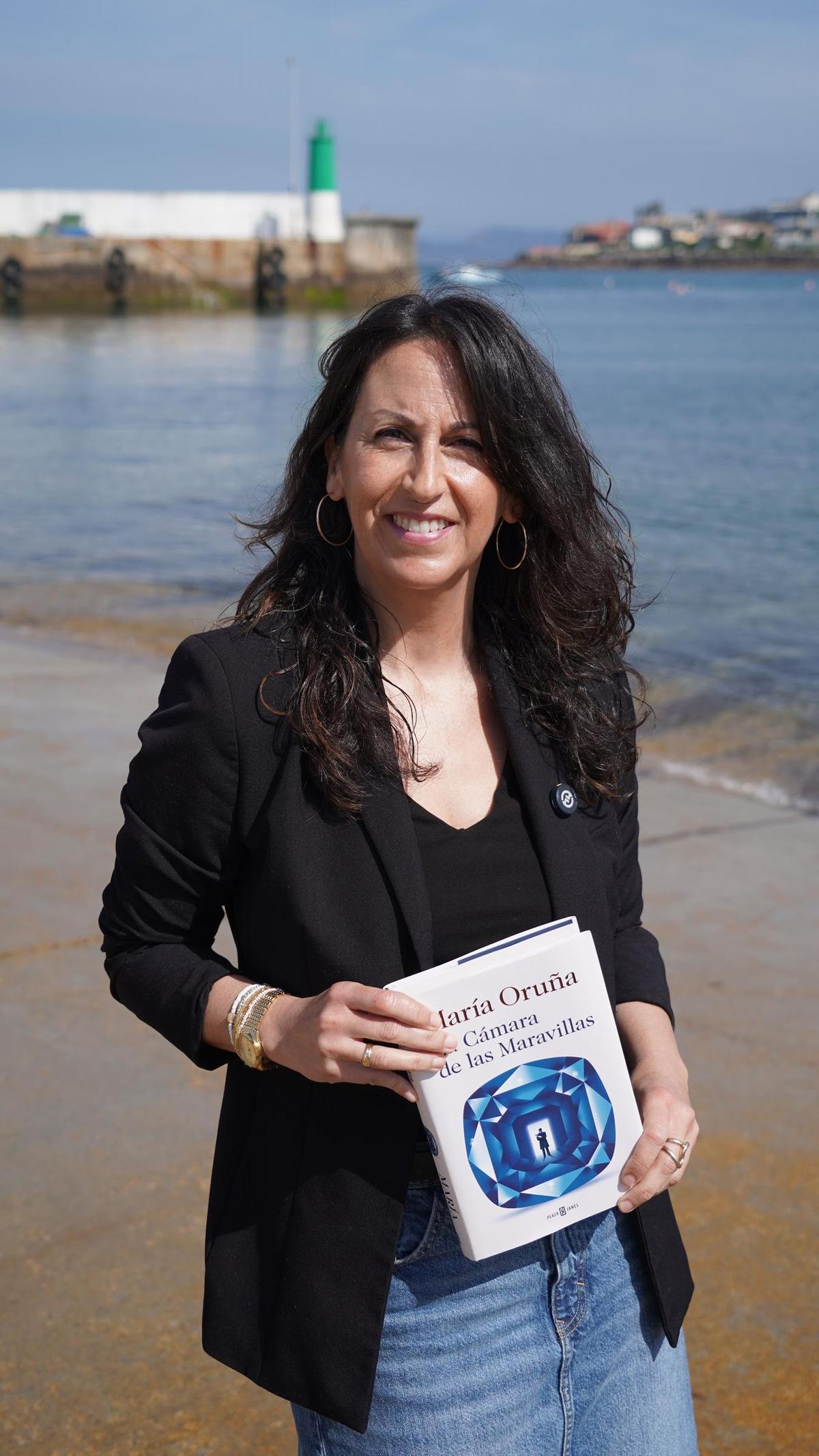 María Oruña sujeta su último libro: "La Cámara de las Maravillas"