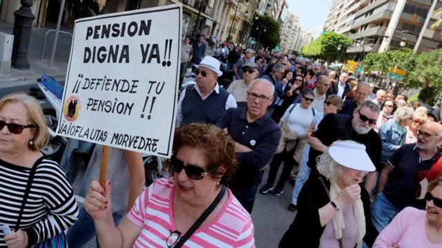 Pensionistas reclaman la subida de las pensiones.