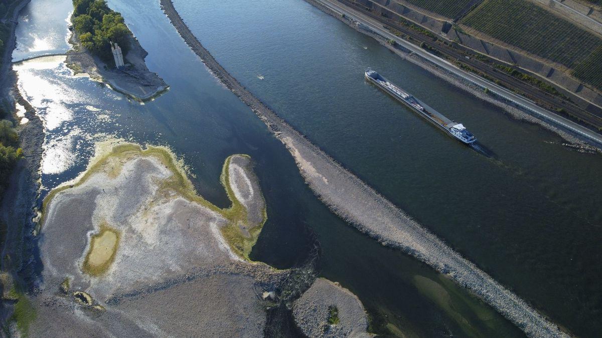 Una barcaza pasa por el lecho del río Rin cerca de Bingen, Alemania.