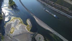 Una barcaza pasa por el lecho del río Rin cerca de Bingen, Alemania.