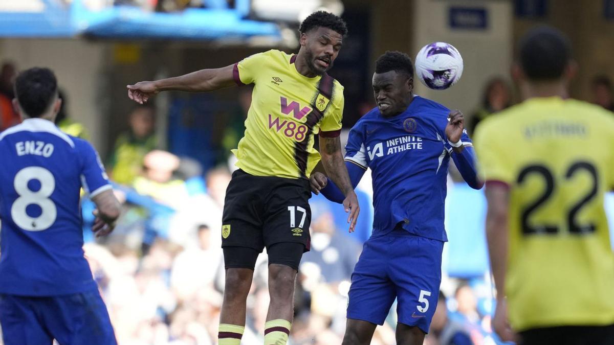 Badiashile, del Chelsea, salta a buscar una pilota al costat de Foster, del Burnley, en el partit d’ahir a Londres. | KIN CHEUNG / AP