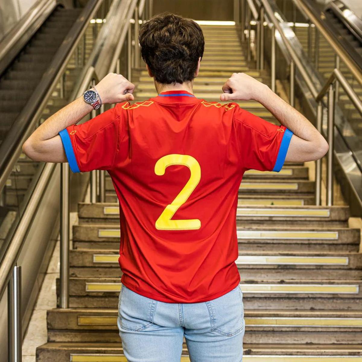 La camiseta que encabeza la colección es la inspirada en la línea 2 y la Selección Española.
