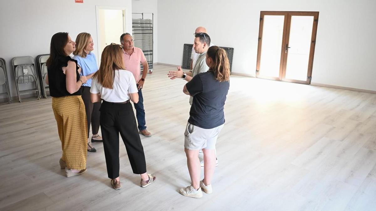 La líder del PSOE, Pilar Alegría, junto al alcalde de Azuara, Joaquín Alconchel, y otros miembros de su partido, este martes en la localidad zaragozana.