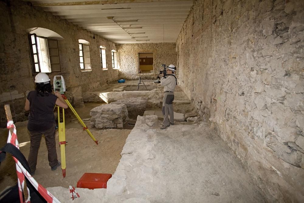 Visita de la alcaldesa de Gijón y los portavoces municipales a las obras de Tabacalera