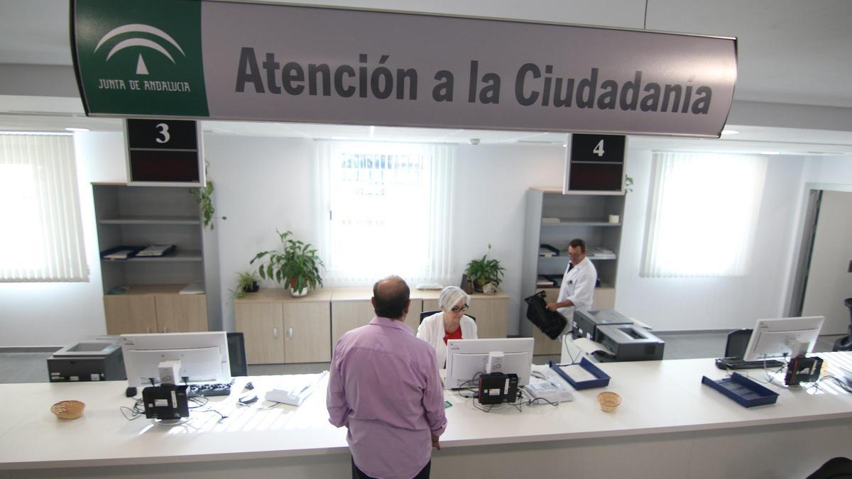 Atención al usuario en el centro de salud Córdoba Centro, en la Avenida de América.