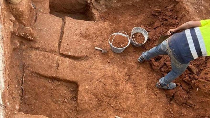 Imagen de los sillares del mausoleo hallados en las obras.