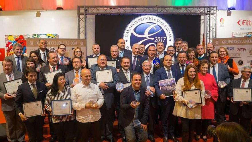 Galardonados con los Premios Excelencias muestran la distinción en la Feria Fitur de Madrid.