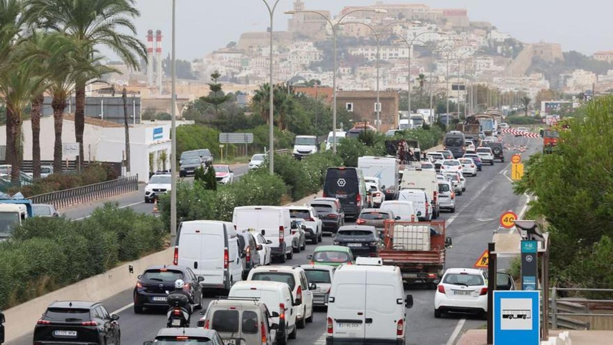 Retención de vehículos en la autovía de Sant Antoni por obras de asfaltado.