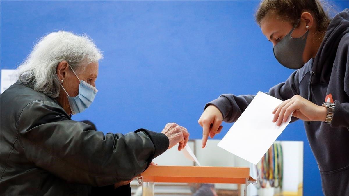 Una mujer ejerciendo su derecho a voto.