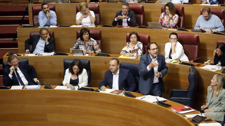 El conseller Soler interviene en las Corts en presencia de Puig, Oltra, Dalmau y Bravo en la primera sesión de control de la legislatura.