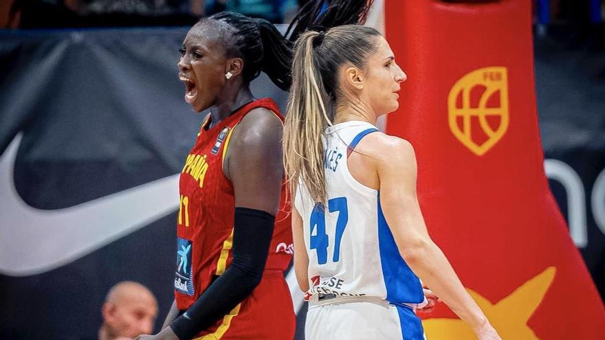 La española celebra una acción.