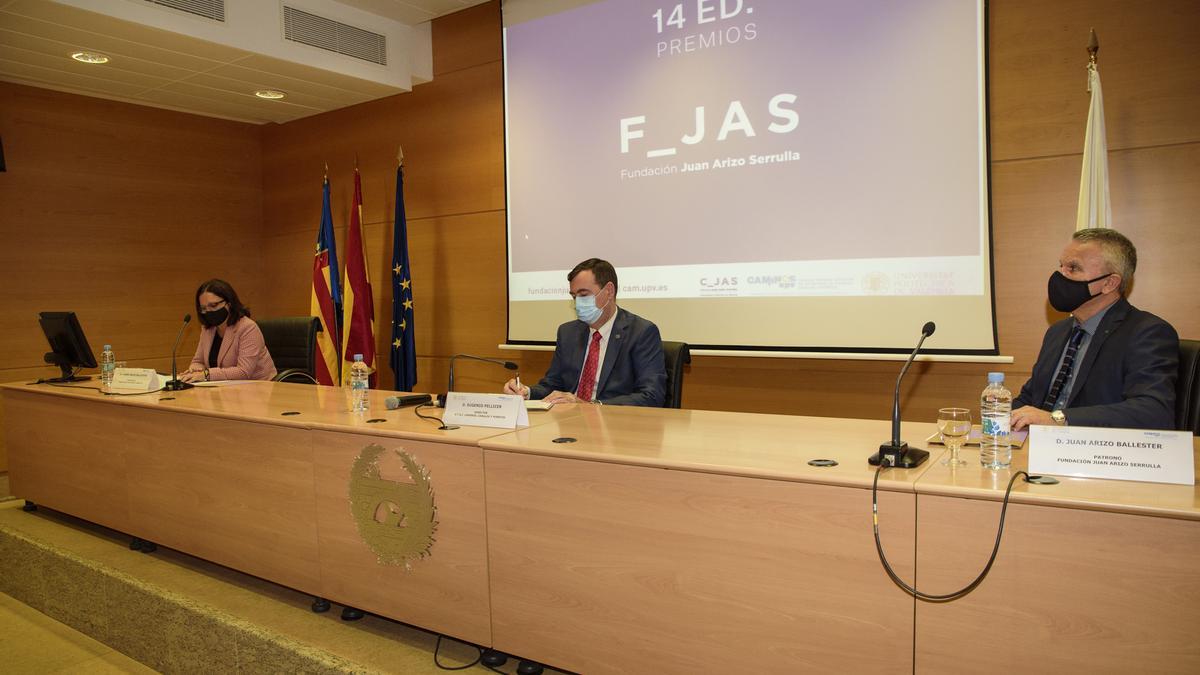 Charo Arizo, presidenta de Fundación, junto al director del centro Eugenio Pellicer y Juan Arizo, patrono de la fundación.