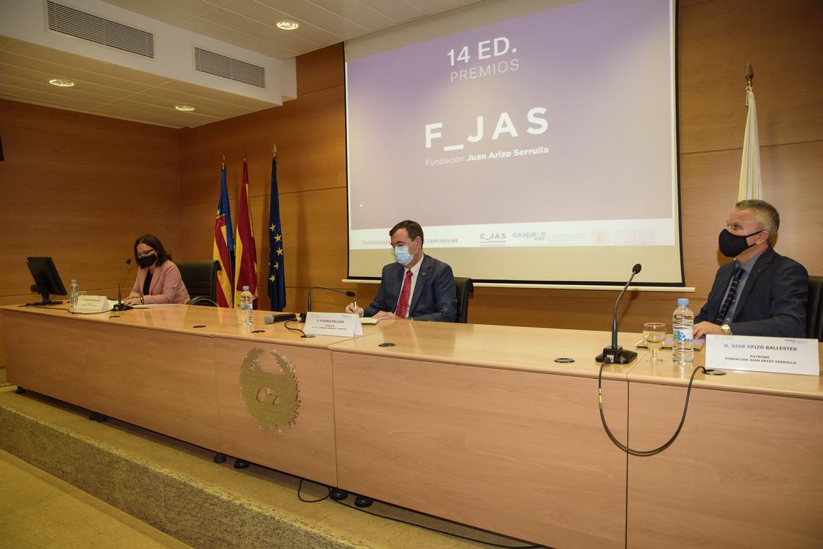 Charo Arizo, presidenta de Fundación, junto al director del centro Eugenio Pellicer y Juan Arizo, patrono de la fundación.
