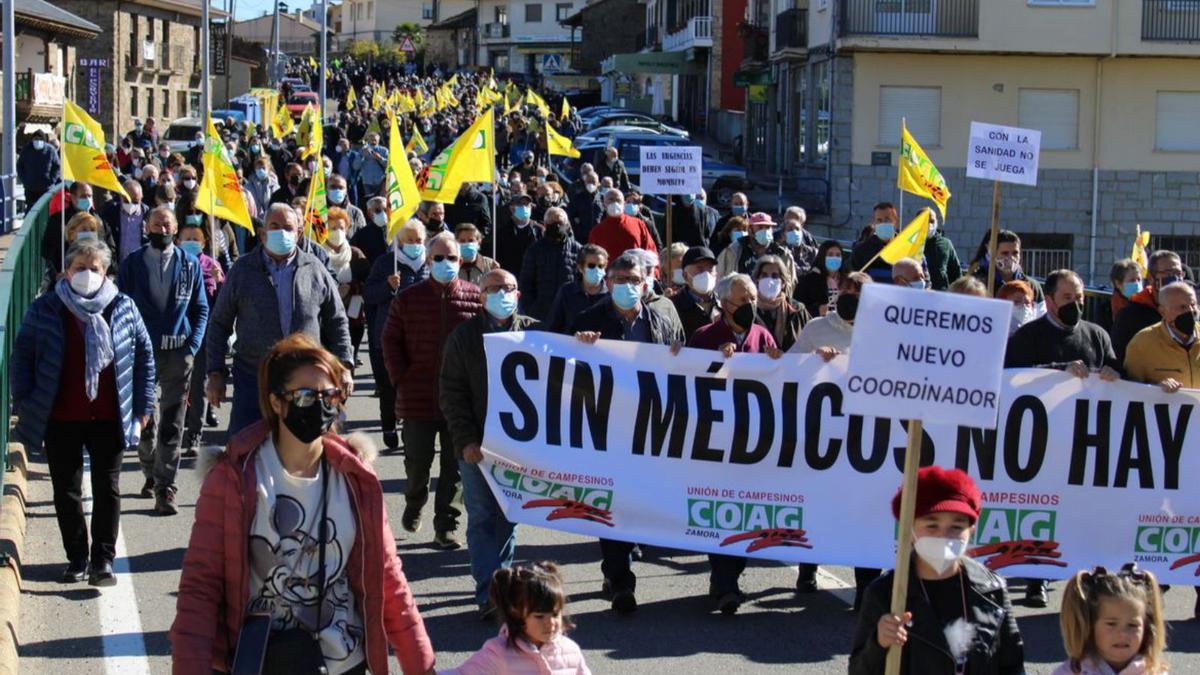 Recorrido de la manifestación con vecinos de todas las edades. | A. S.