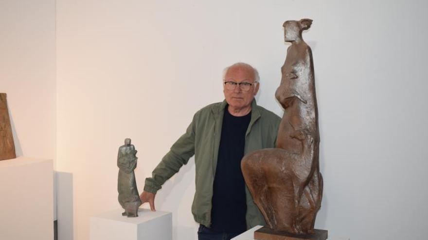 El escultor junto a dos de sus obras en la inauguración de la muestra | L.O.