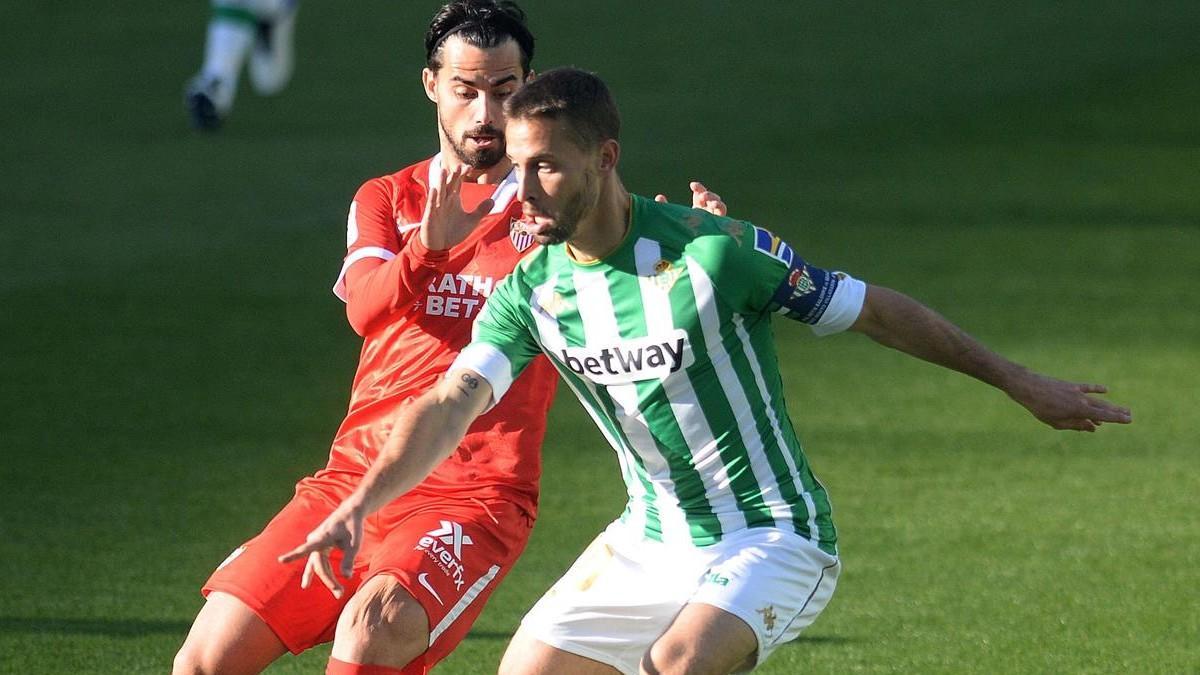 Canales protege el balón ante la presión de Suso