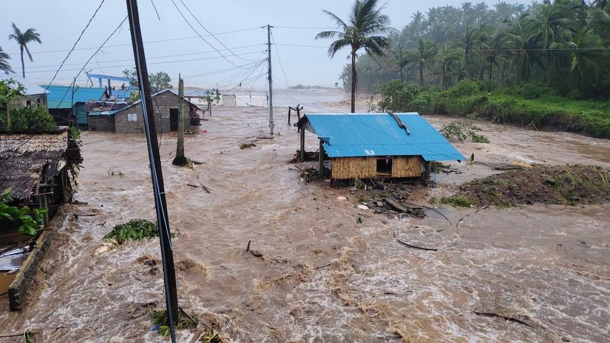 Espectaculares imágenes de la brutalidad del tifón Fung Wong que azota Filipinas