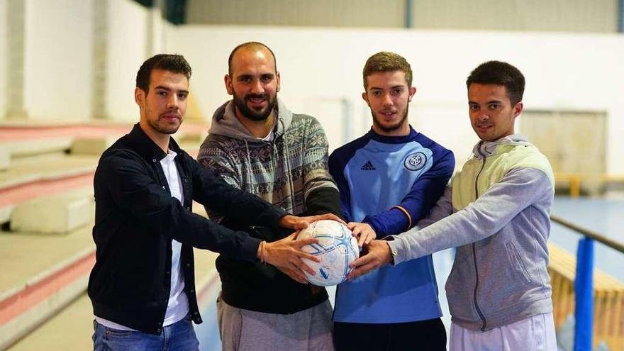 Imagen de los cuatro jóvenes que forman la directiva del Agolada Futsal. // Bernabé