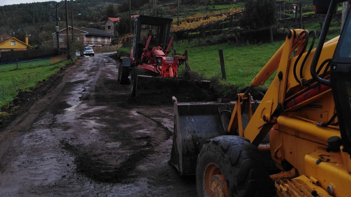 Obras de ampliación de la calzada en A Peralba.