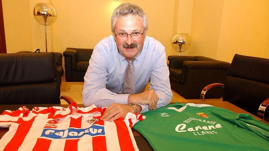 Antonio Trevín, con las camisetas del Sporting de Gijón y el Llanes, los dos equipos de los que siempre fue seguidor.