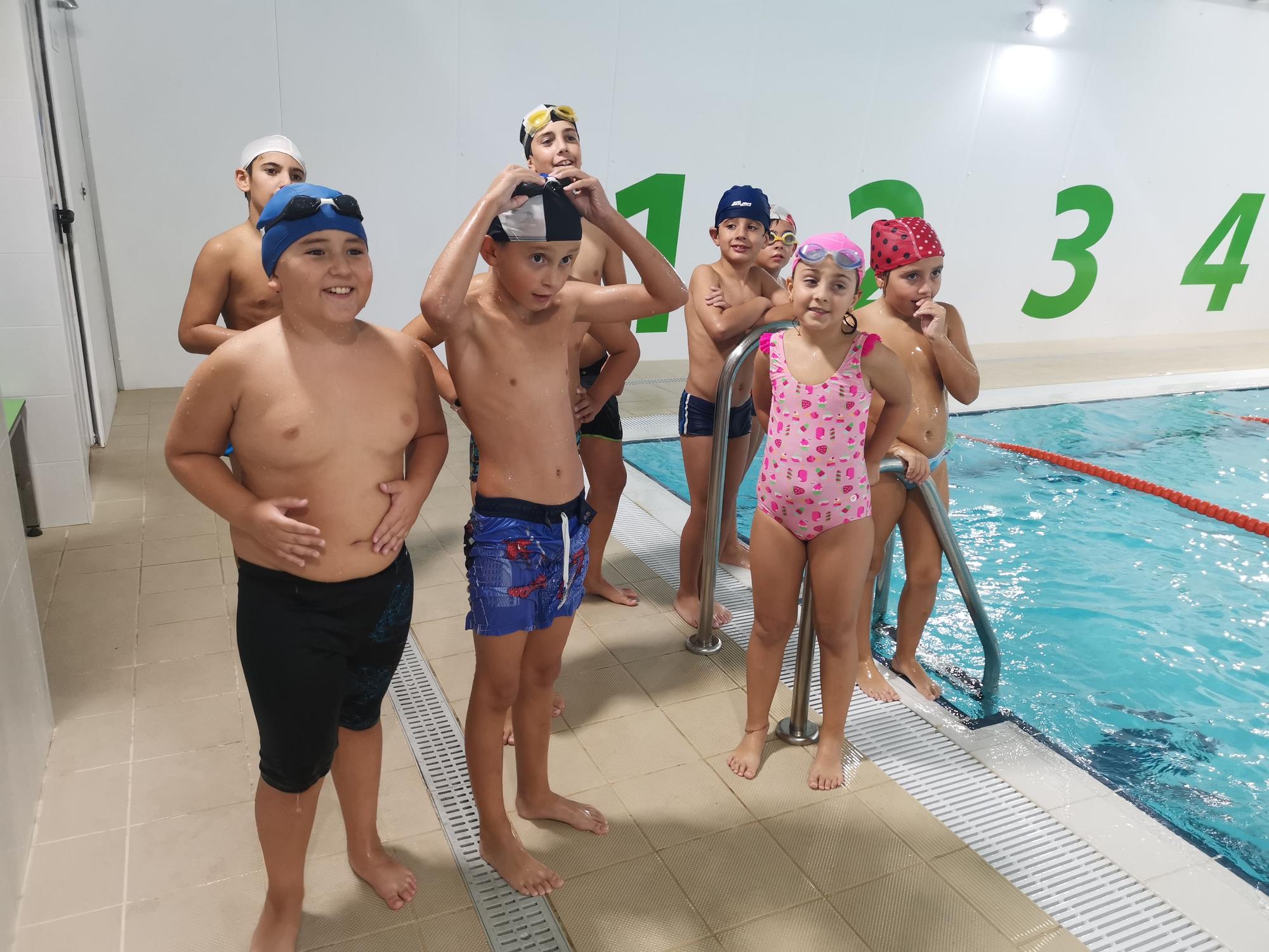 Inicio de los cursos de natación en la piscina de As Lagoas, en Bueu