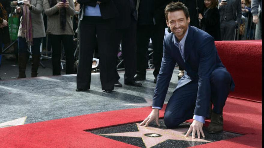 Hugh Jackman posa sonriente con su estrella.