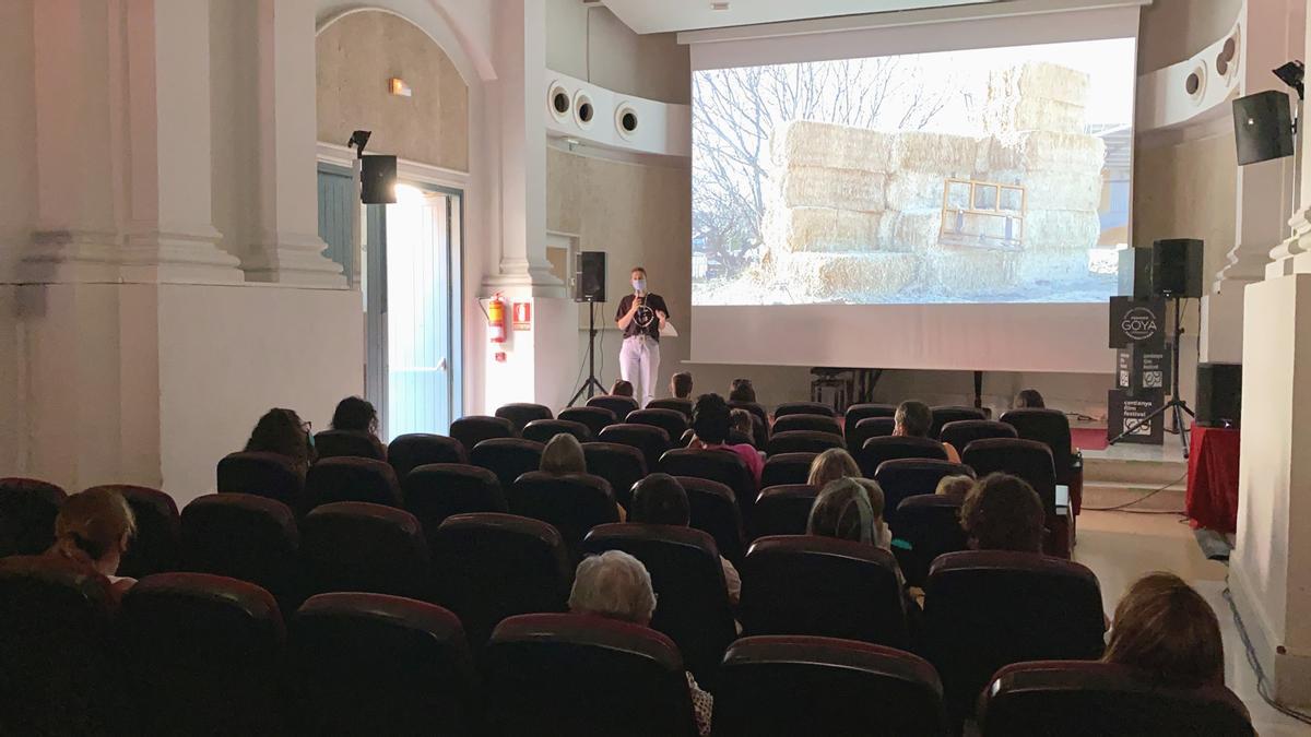 Pla obert on es veu una persona de l&#039;organització del Cerdanya Film Festival presentant una de les projeccions del certamen al Museu Cerdà de Puigcerdà