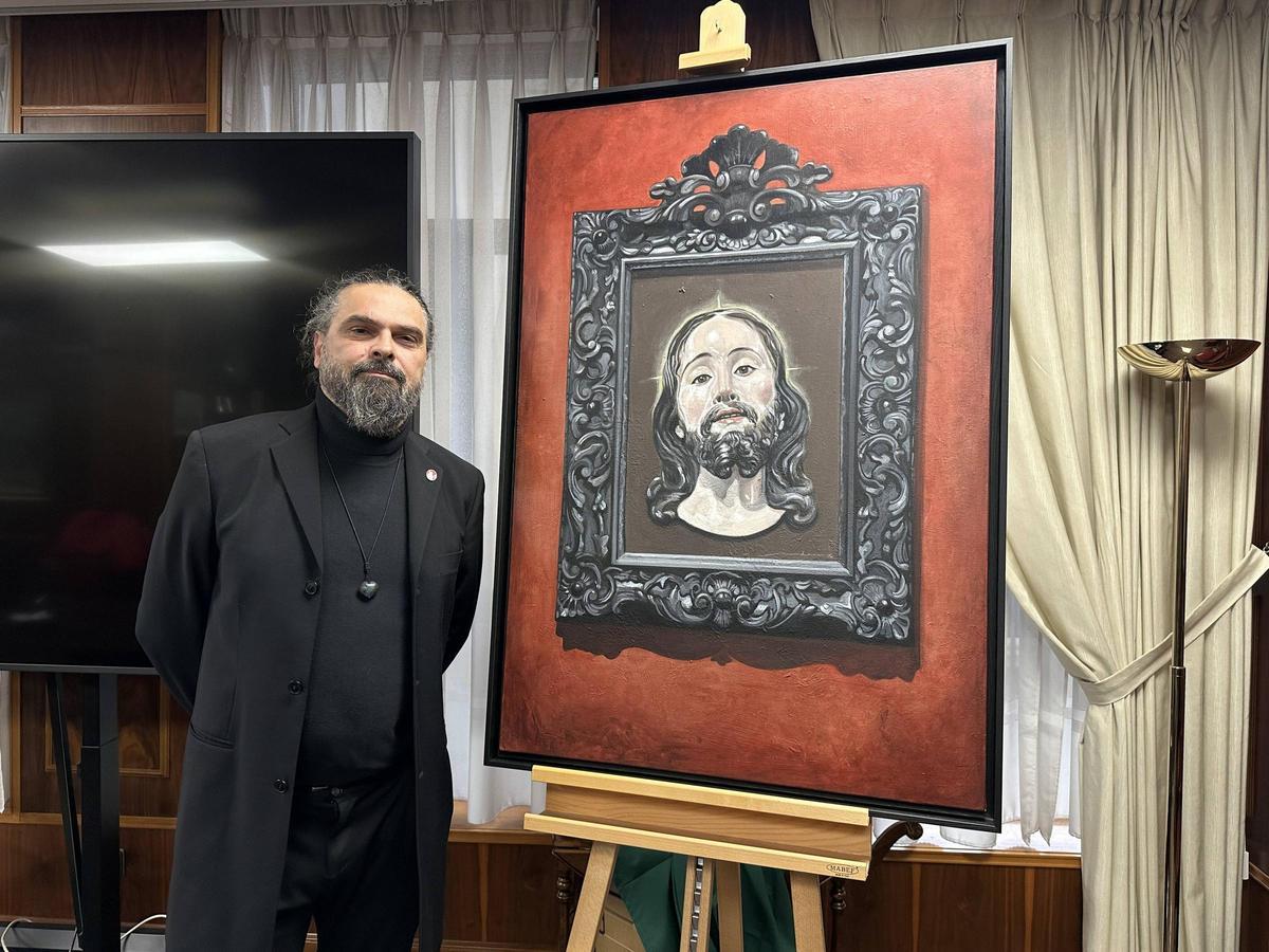 El artista junto a la obra.