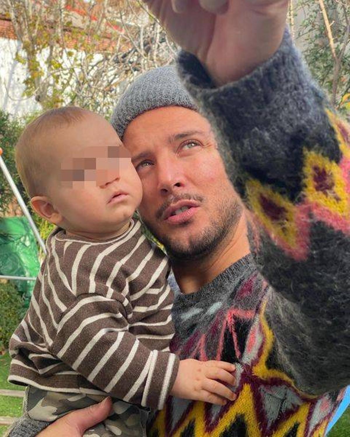 Manu Carrasco con Manuel Gael, su hijo