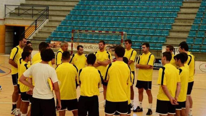 Pillo imparte su primera charla de la pretemporada a los jugadores en O Gatañal. // Gonzalo Núñez