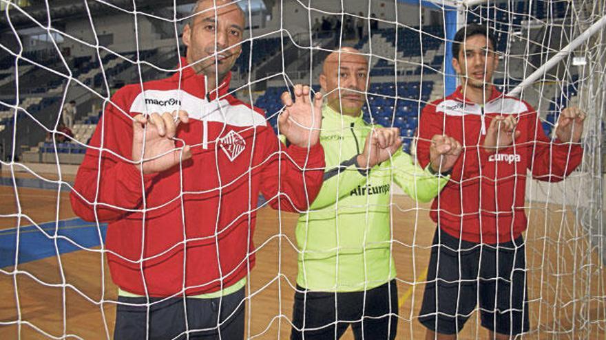 Vadillo, Juanito y Tripodi posan ayer dentro de una portería en el Palau de Son Moix.