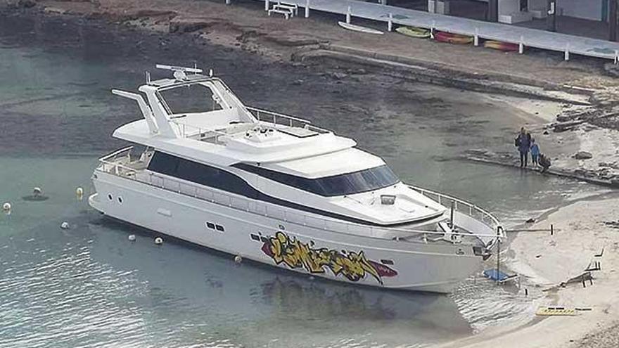 El yate lleva varado en la playa de Son Maties desde el mes de abril del aÃ±o pasado.