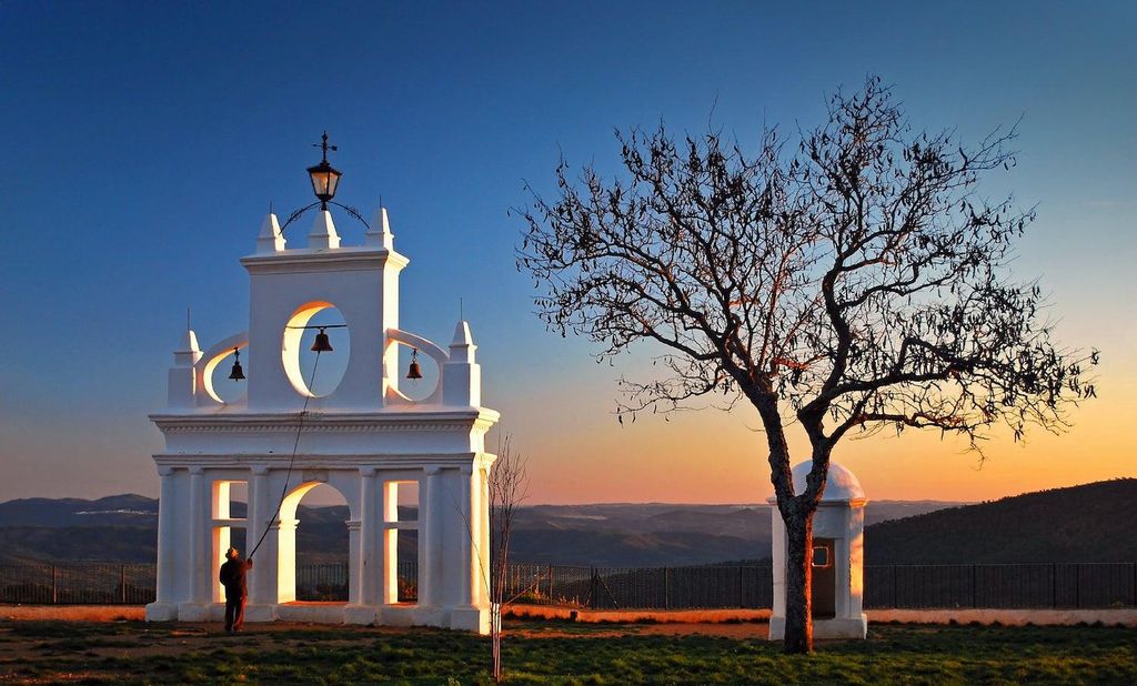 Arco de los novios en la Peña Arias Montano, Alájar