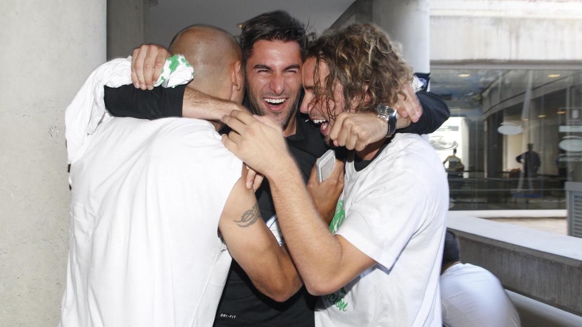 Luso Delgado abraza a Raúl Bravo y Mendi tras lograr el ascenso con el Córdoba CF, en 2014.