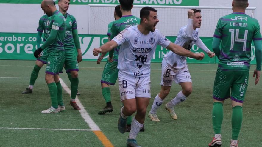Andrés Silvente celebra el primer gol del partido. | PASCUAL AGUILERA
