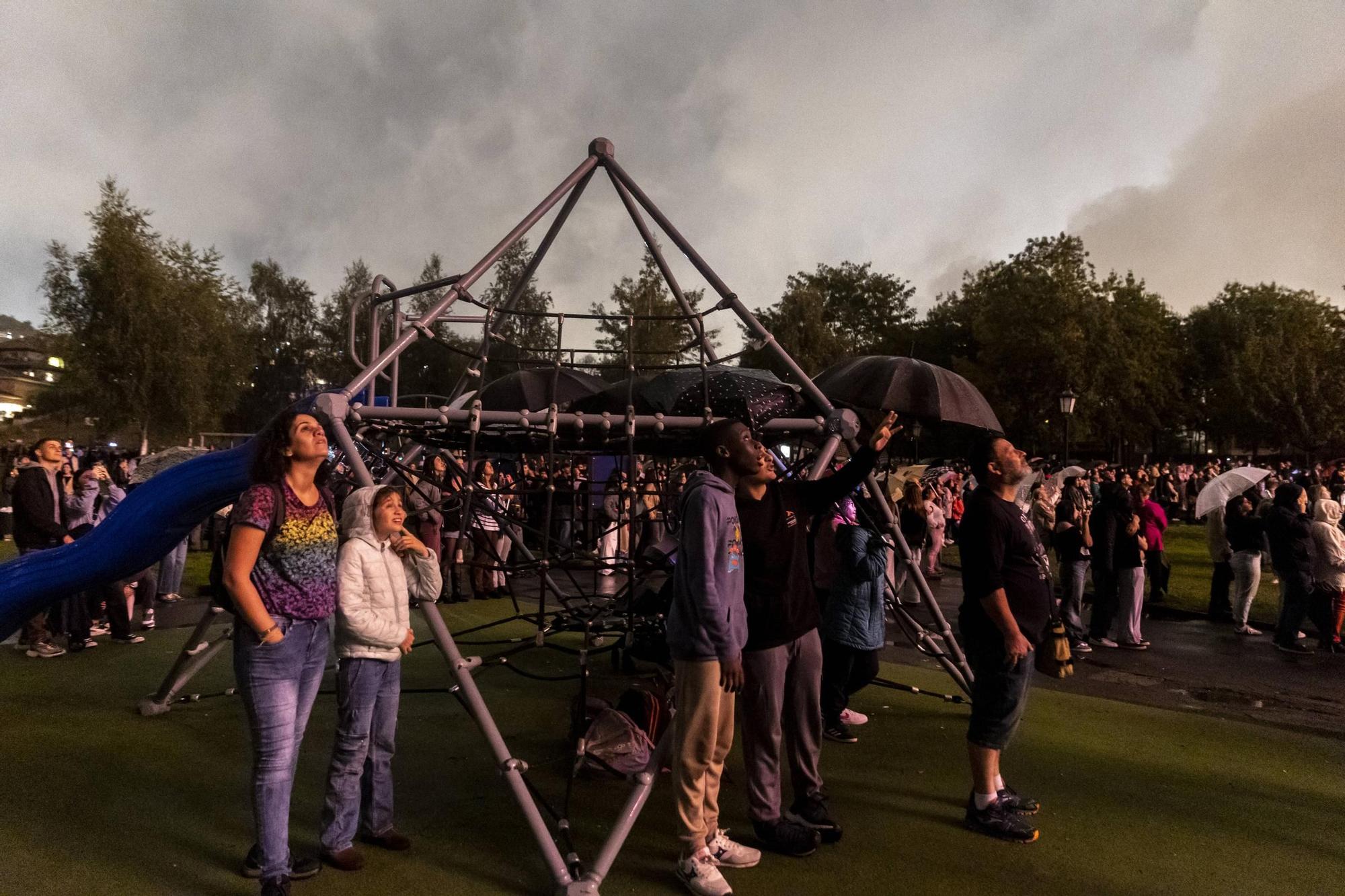 EN IMÁGENES: Así se vivieron unos fuegos de San Mateo bajo la lluvia en Oviedo