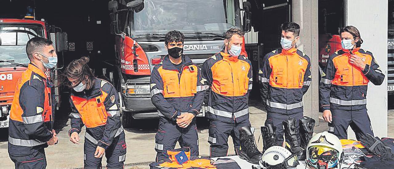 Un grupo de bomberos con el nuevo equipamiento.