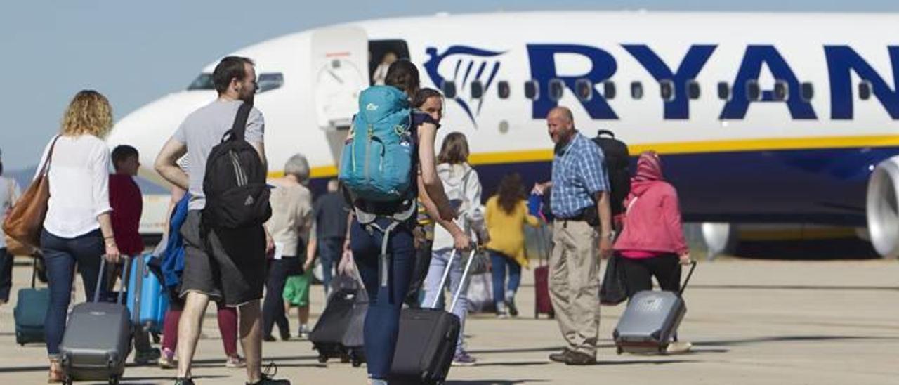 Pasajeros de un vuelo de Ryanair en el aeropuerto de Castelló.