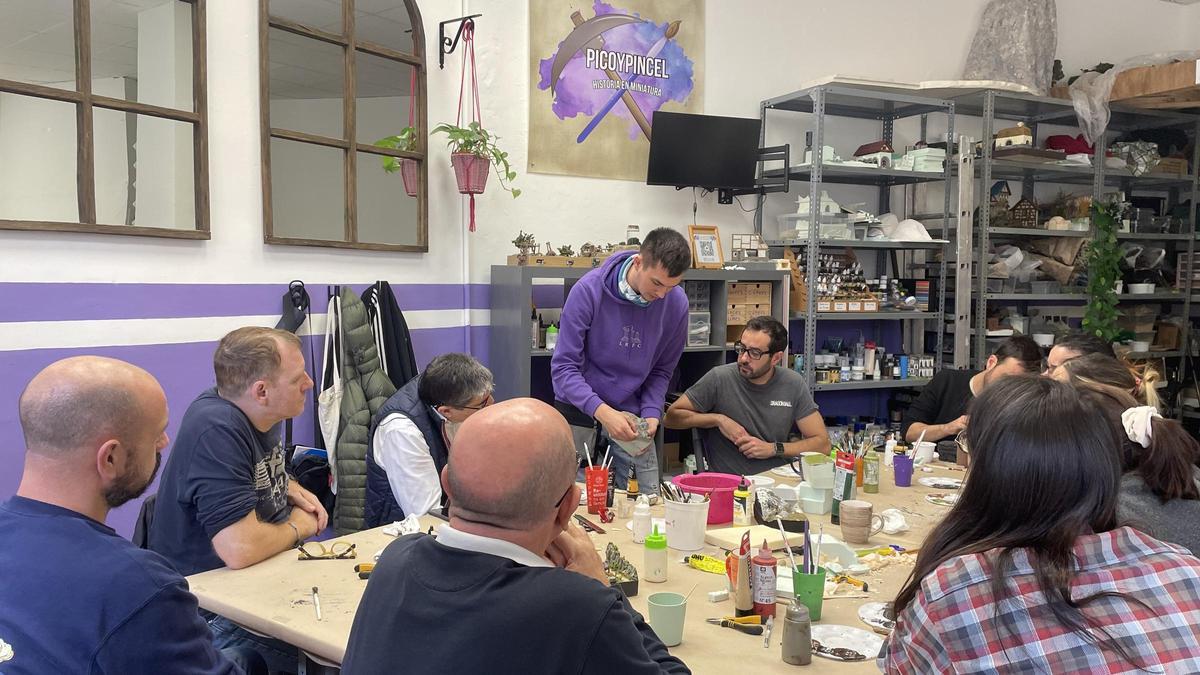 Participantes en un taller de maquetas y miniaturas.