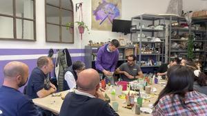Participantes en un taller de maquetas y miniaturas.