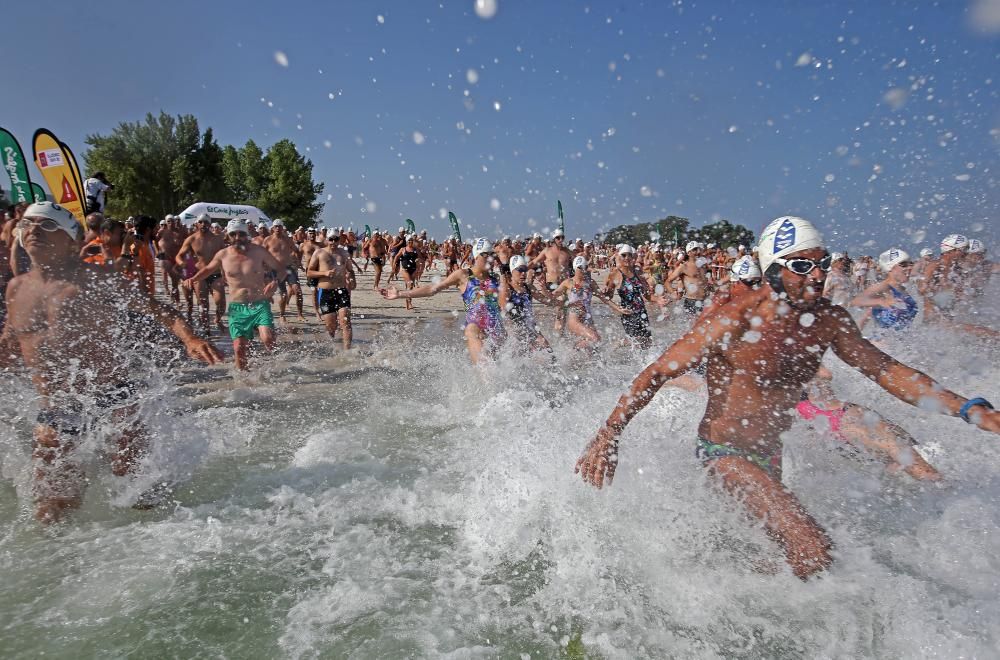 Cientos de nadadores se lanzaron ayer a las aguas de la ría de Vigo para completar la Travesía a Nado de O Vao, una prueba clásica de todos los veranos