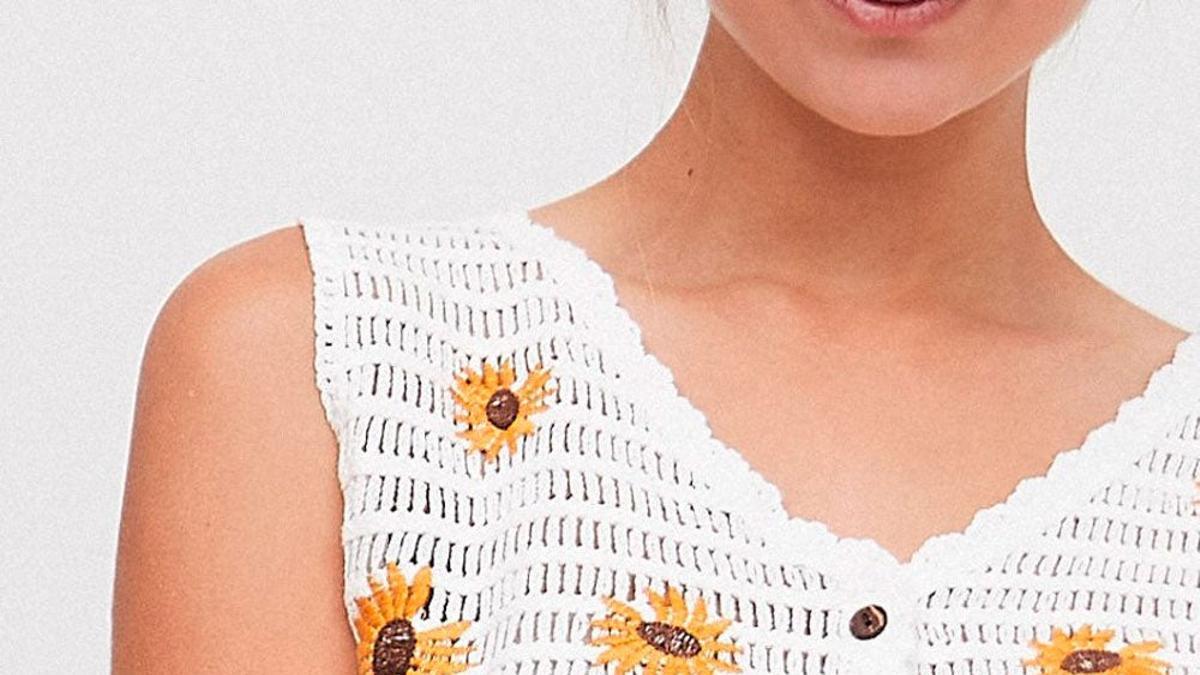 En Mulaya hay un top de crochet con florecillas que es pura fantasía