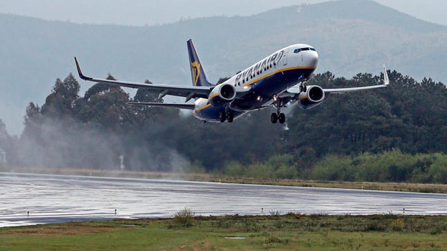 Un avión de Ryanair despega en el aeropuerto de Peinador // Marta G. Brea