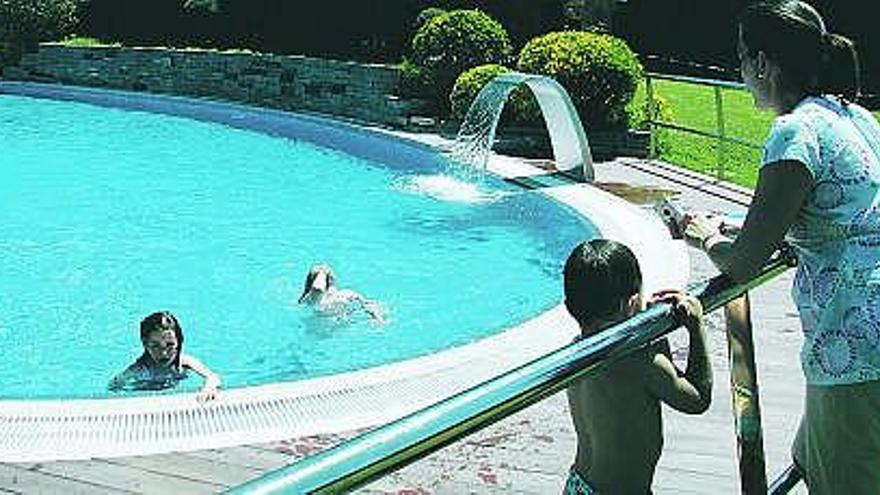 Unos niños estrenan la nueva piscina del Club de Tenis.