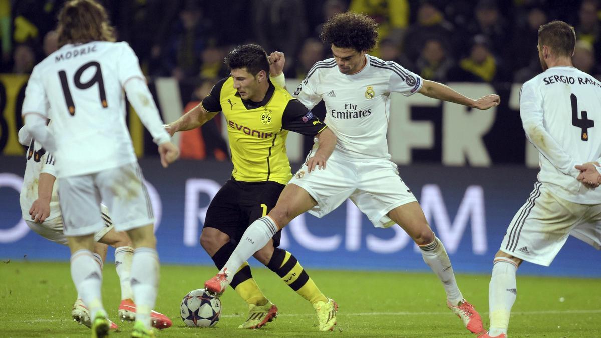 Jojic pugna con Pepe, ante la mirada de Modric y Ramos, durante un Dortmund-Real Madrid de Champions.