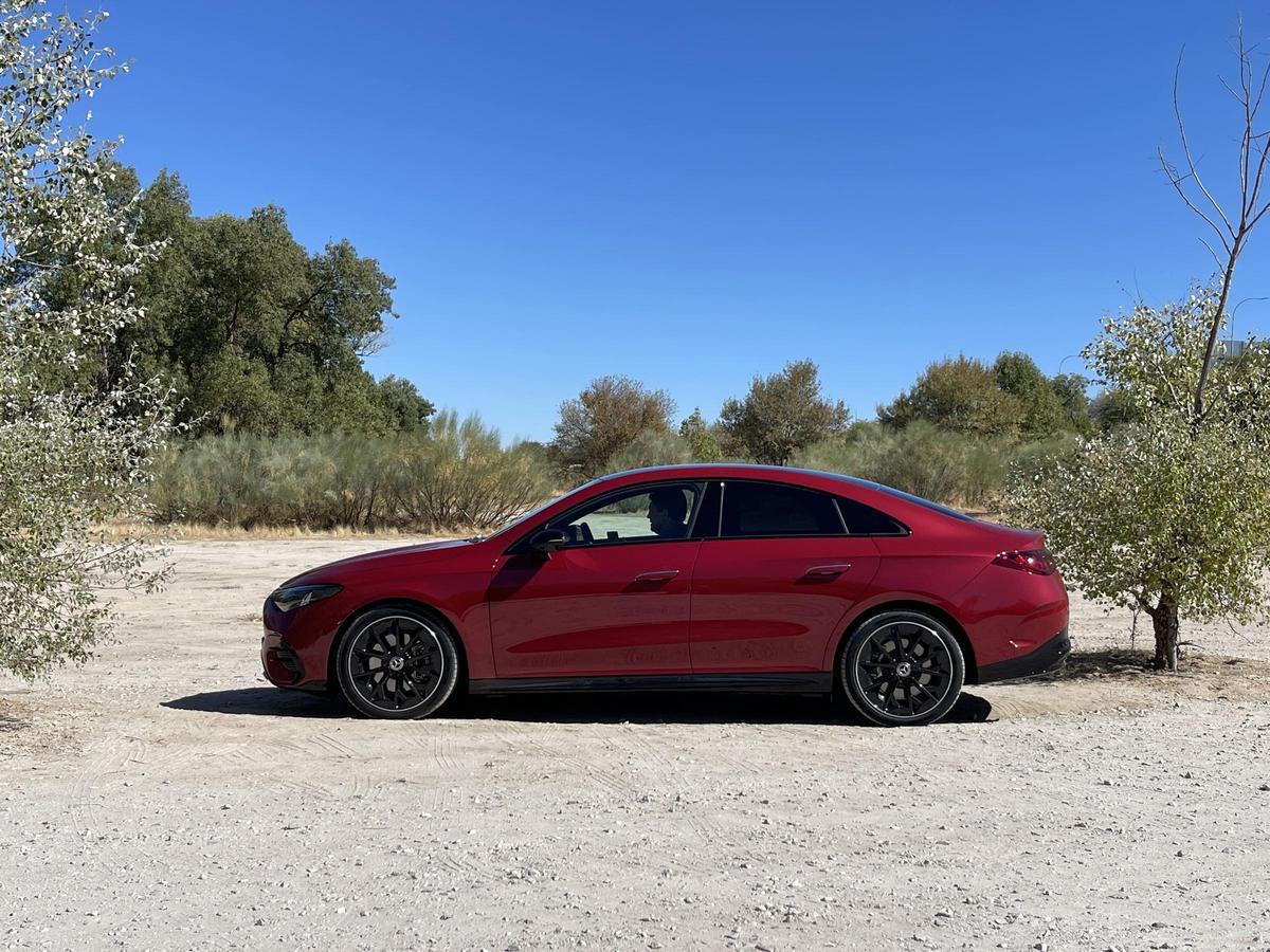 Durante la toma de contacto con el nuevo Mercedes-Benz CLA 250+, pudimos comprobar el excelente equilibrio entre eficiencia y confort